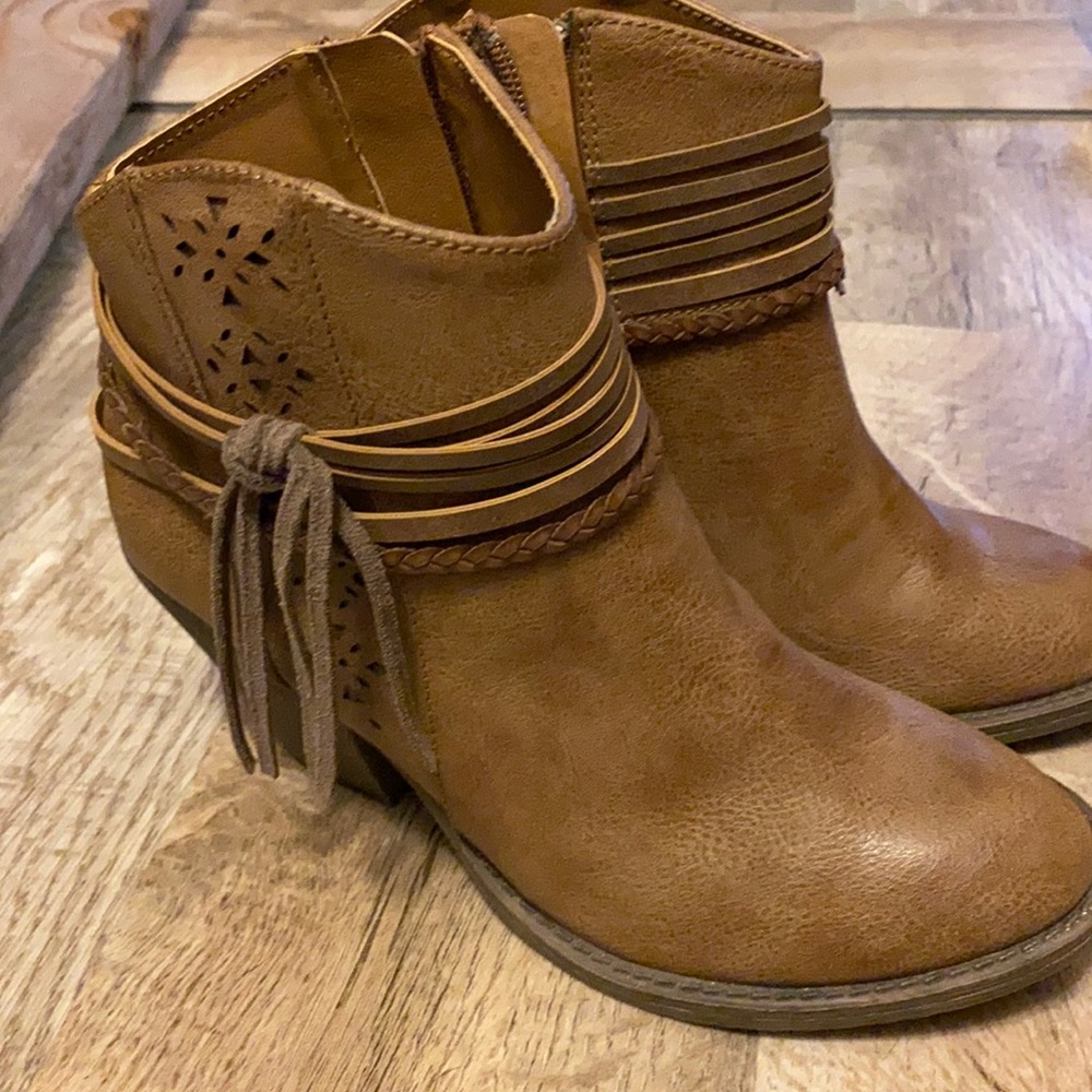 Maurices size 6 boots.